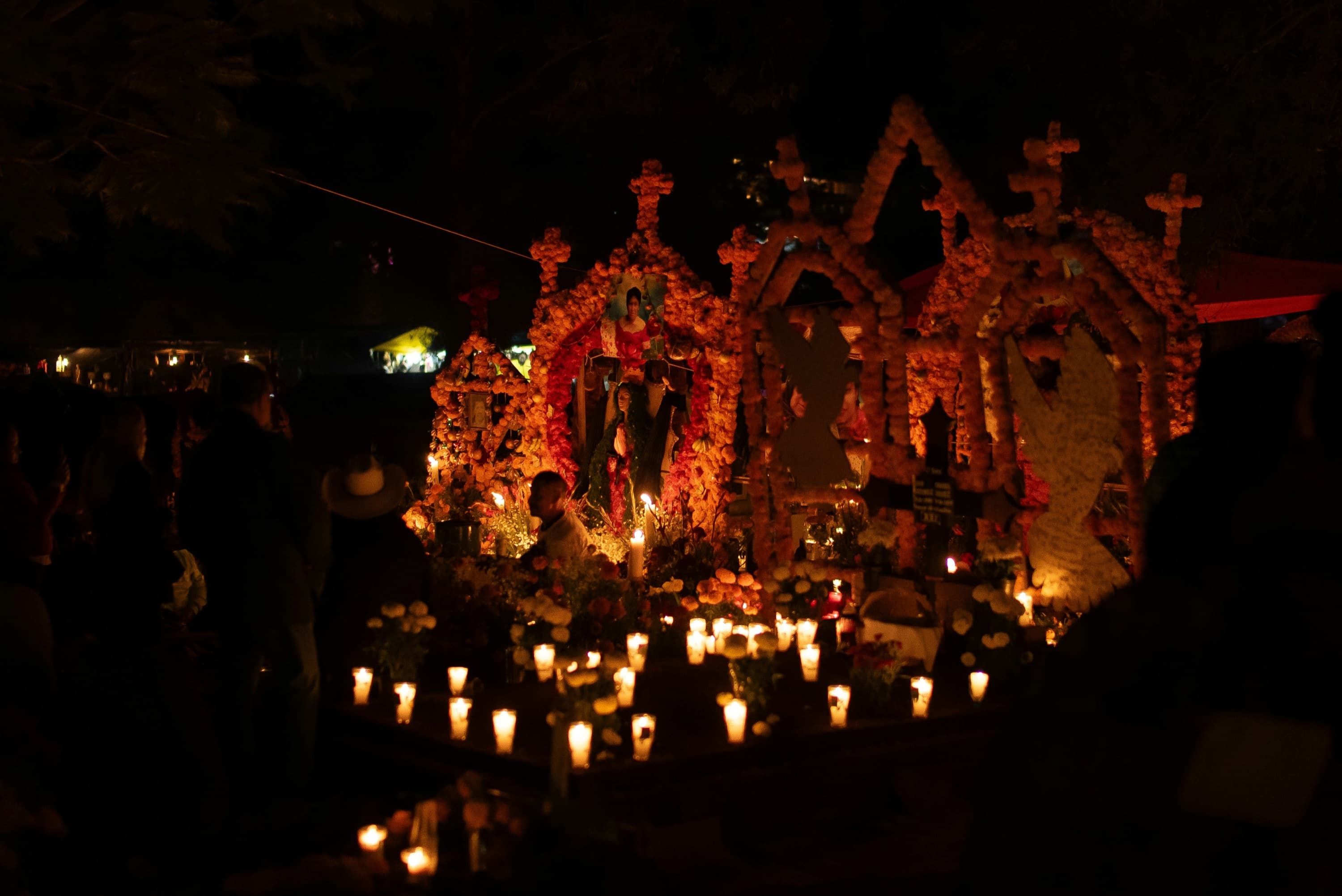 Día de Muertos · una vela sobre la tumba, de noche