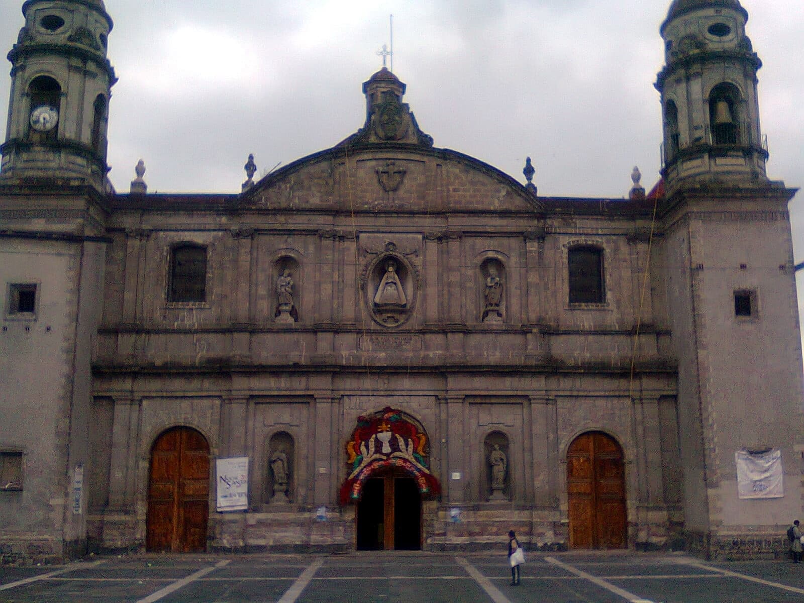 Fachada de la parroquia de la Santa Cruz y Nuestra Señora de la Soledad, en La Merced, Ciudad de México