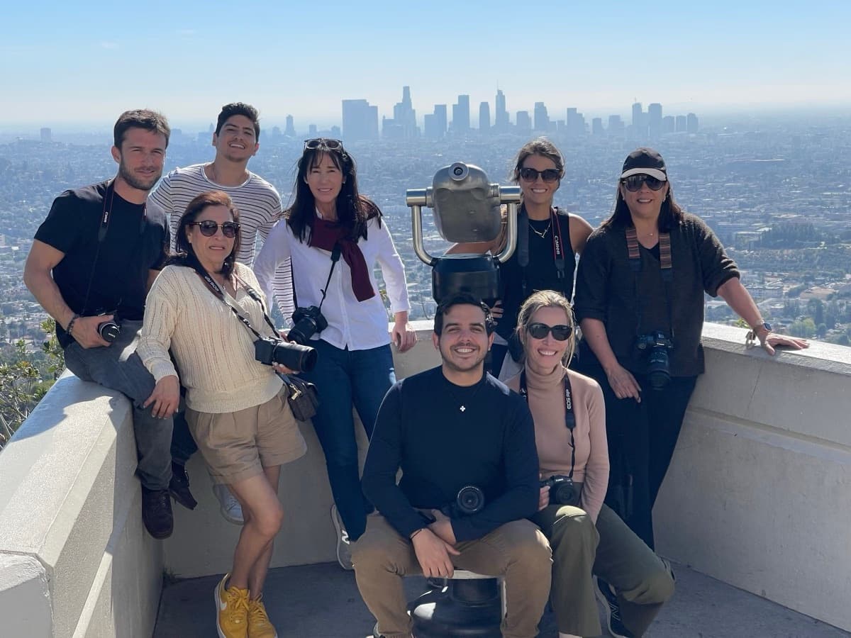 El grupo en un mirador con la ciudad de Los Ángeles detrás