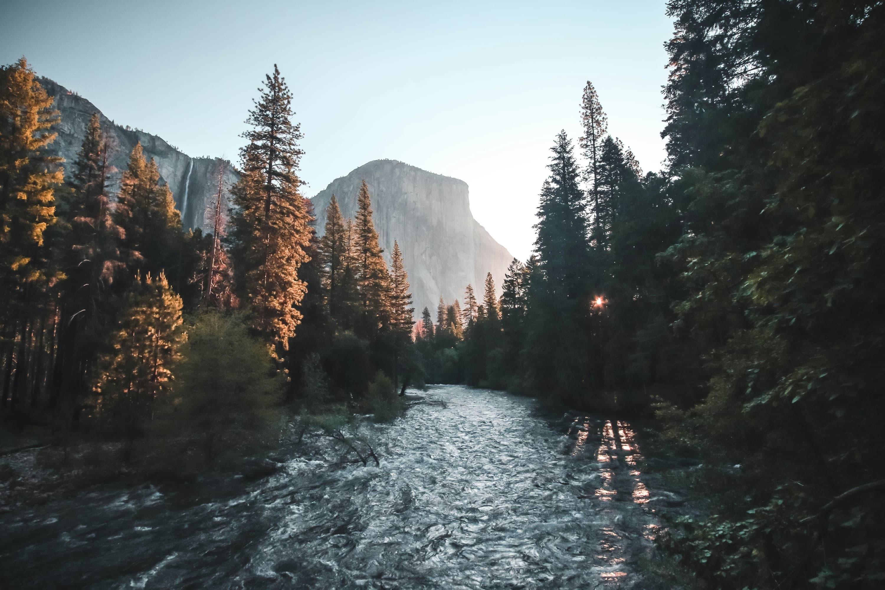 El valle de Yosemite a lo ancho, con el río al fondo